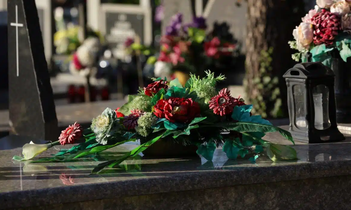 Créer une plaque funéraire personnalisée pour un hommage unique