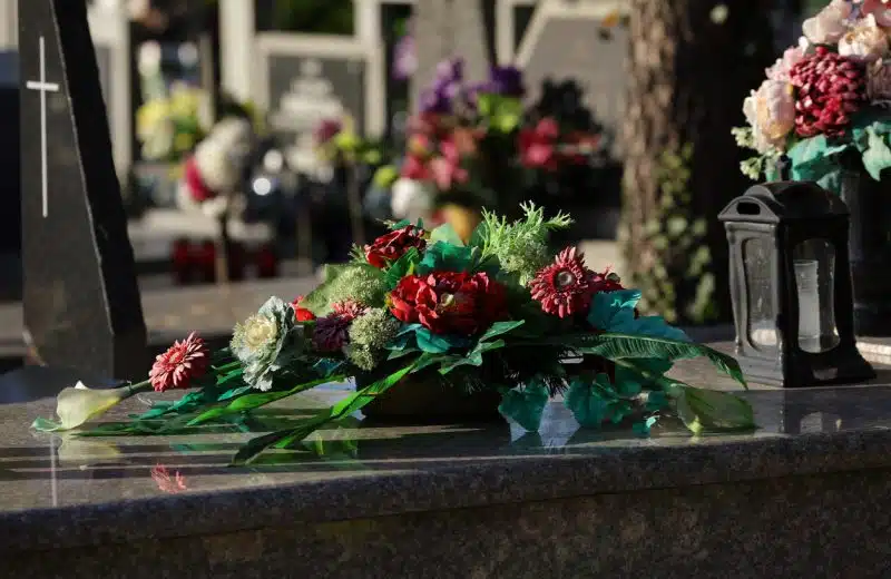 Créer une plaque funéraire personnalisée pour un hommage unique