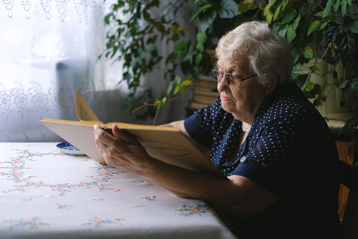 personne âgée  lecture